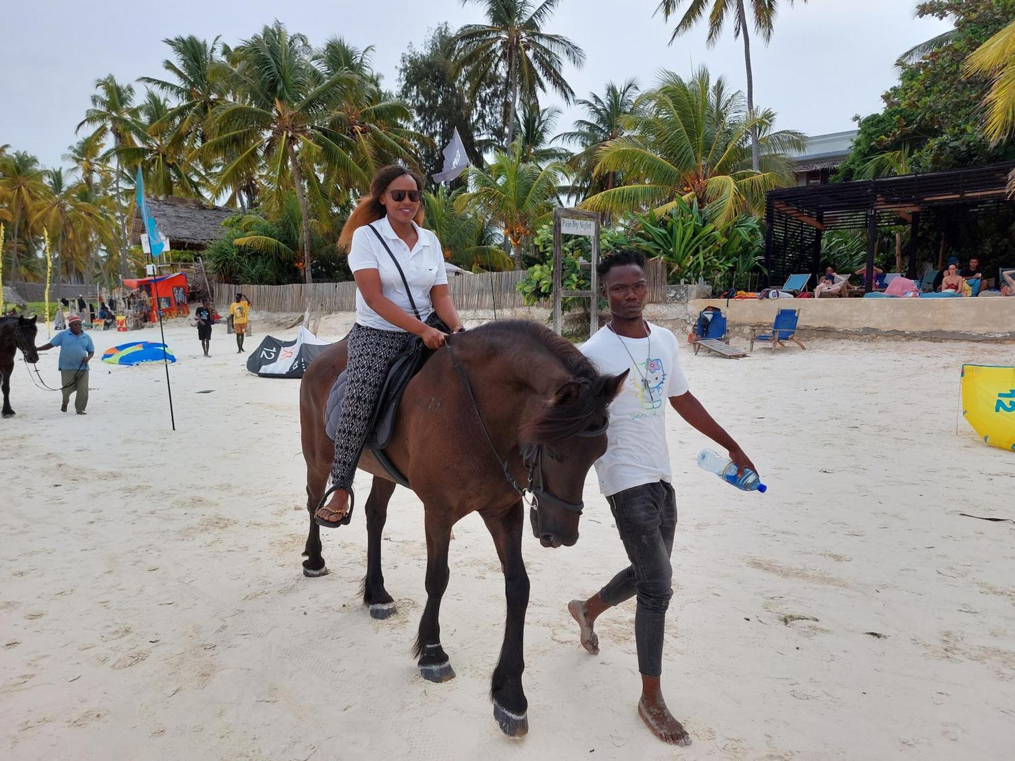Holiday Time Bungalows Zanzibar มาเทมวu ภายนอก รูปภาพ